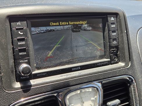 Used 2016 Chrysler Town & Country Touring FWD image 19