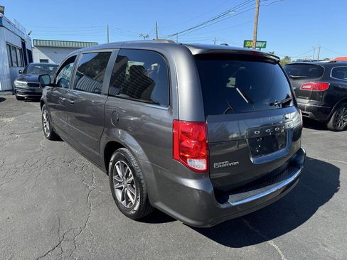 Used 2017 Dodge Grand Caravan SXT image 4