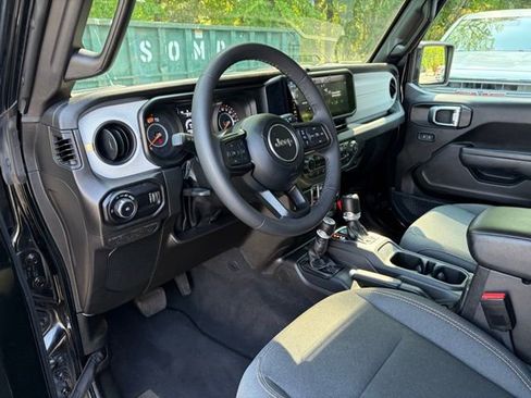 Used 2025 Jeep Wrangler Unlimited Sport AWD/4WD image 8
