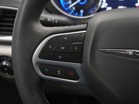 Used 2022 Chrysler Pacifica Touring-L AWD/4WD image 35