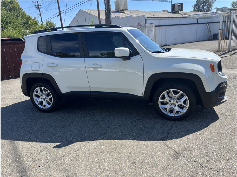Used 2017 Jeep Renegade Latitude FWD image 4