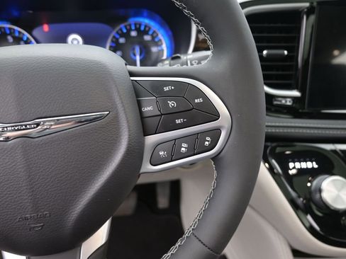 Used 2023 Chrysler Pacifica Limited AWD/4WD image 31