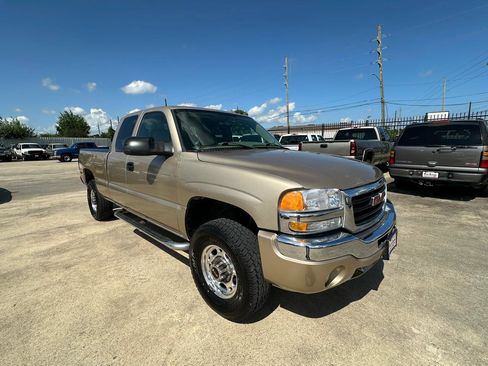 Used 2004 GMC Sierra 2500 SLT w/ Skid Plate Package AWD/4WD image 11