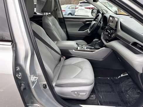 Used 2023 Toyota Highlander Limited image 9