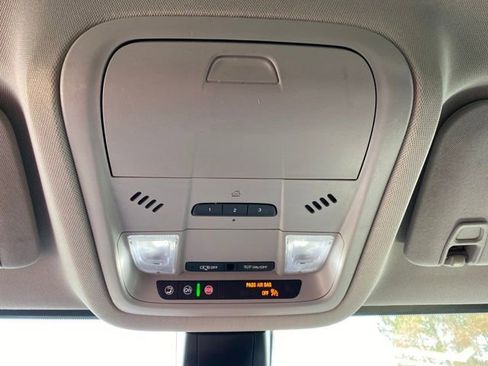 Used 2022 GMC Acadia SLT w/ Elevation Edition image 16