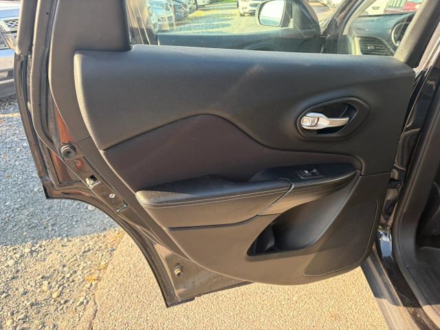 Used 2016 Jeep Cherokee Sport FWD image 18