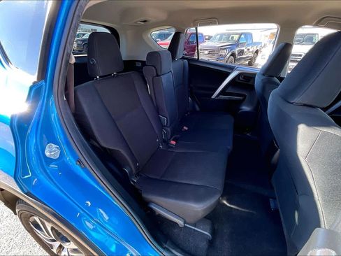 Used 2018 Toyota RAV4 LE image 18