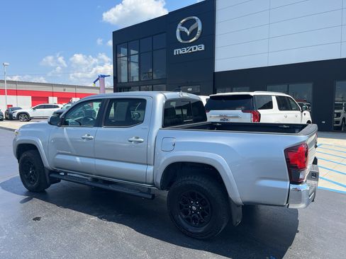 Used 2022 Toyota Tacoma SR5 AWD/4WD image 3