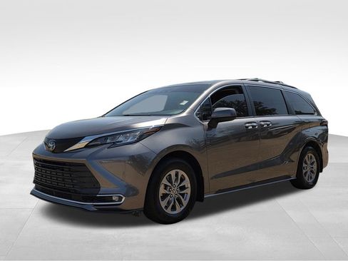 Used 2022 Toyota Sienna XLE FWD image 29