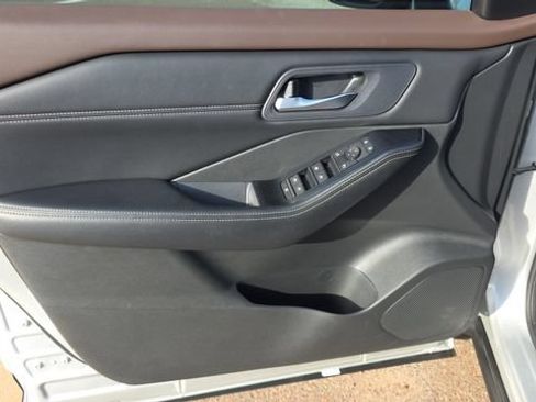 Used 2023 Nissan Rogue SV w/ SV Premium B Package FWD image 10