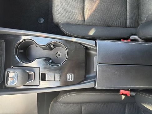 Used 2025 Nissan Rogue SV FWD image 31