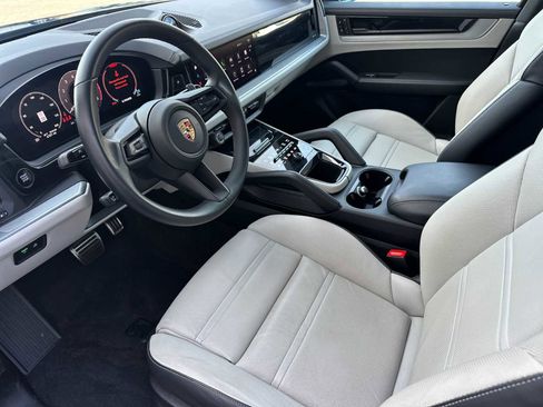 Certified 2024 Porsche Cayenne S image 4