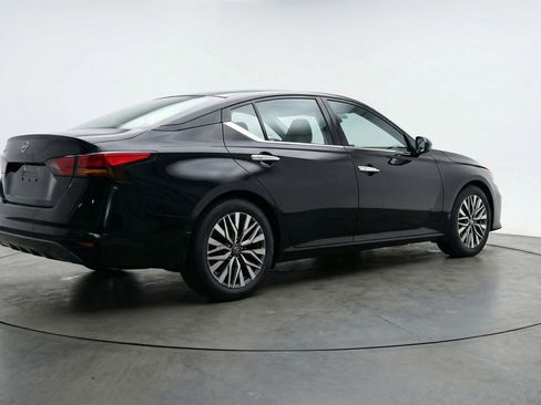 Used 2025 Nissan Altima 2.5 SV image 9