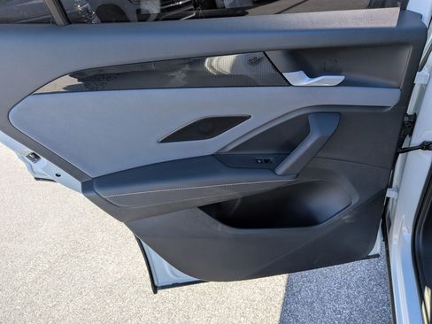 Used 2025 Volkswagen Tiguan SE R-Line image 26