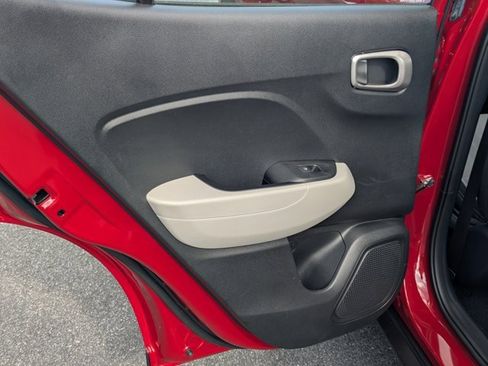 Used 2023 Hyundai Venue SEL image 18