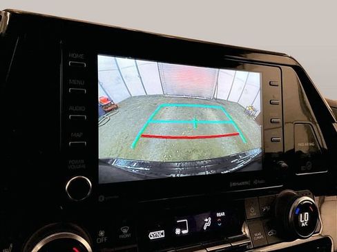 Used 2022 Toyota Highlander XLE AWD/4WD image 20
