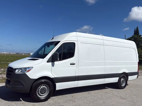 Used 2021 Mercedes-Benz Sprinter 2500 image 2