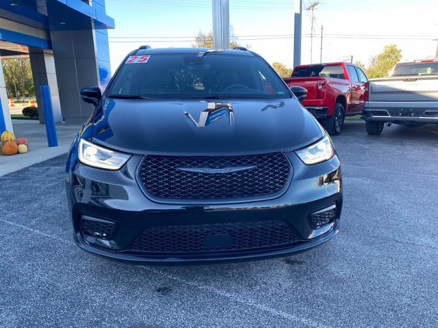 Used 2025 Chrysler Pacifica Limited FWD image 9