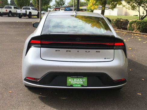 Used 2025 Toyota Prius LE FWD image 5