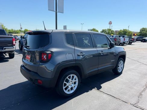 Used 2023 Jeep Renegade Latitude AWD/4WD image 3