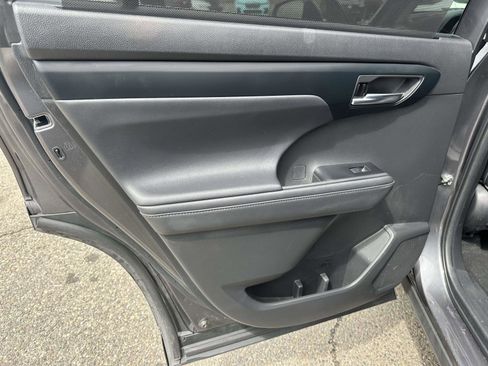 Used 2022 Toyota Highlander XLE image 18