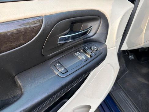 Used 2017 Dodge Grand Caravan SE w/ UConnect Hands-Free Group FWD image 18