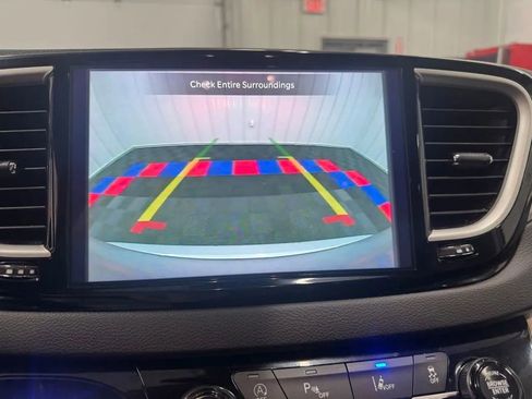 Used 2024 Chrysler Pacifica Touring-L image 11