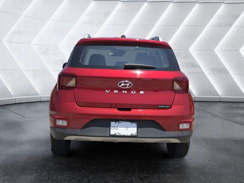 Used 2023 Hyundai Venue Limited FWD image 4