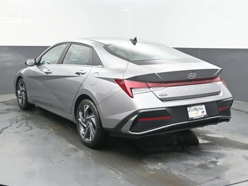 Used 2025 Hyundai Elantra SEL FWD image 8
