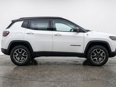 Used 2025 Jeep Compass Trailhawk AWD/4WD image 11
