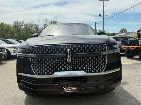 Used 2025 Lincoln Navigator Reserve AWD/4WD image 2