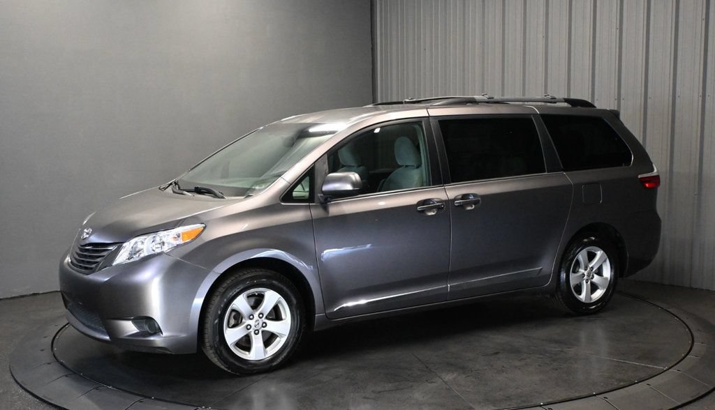 Used 2017 Toyota Sienna LE FWD image 1