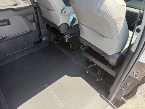 Used 2024 Toyota Sienna XLE w/ XLE Plus Package FWD image 7