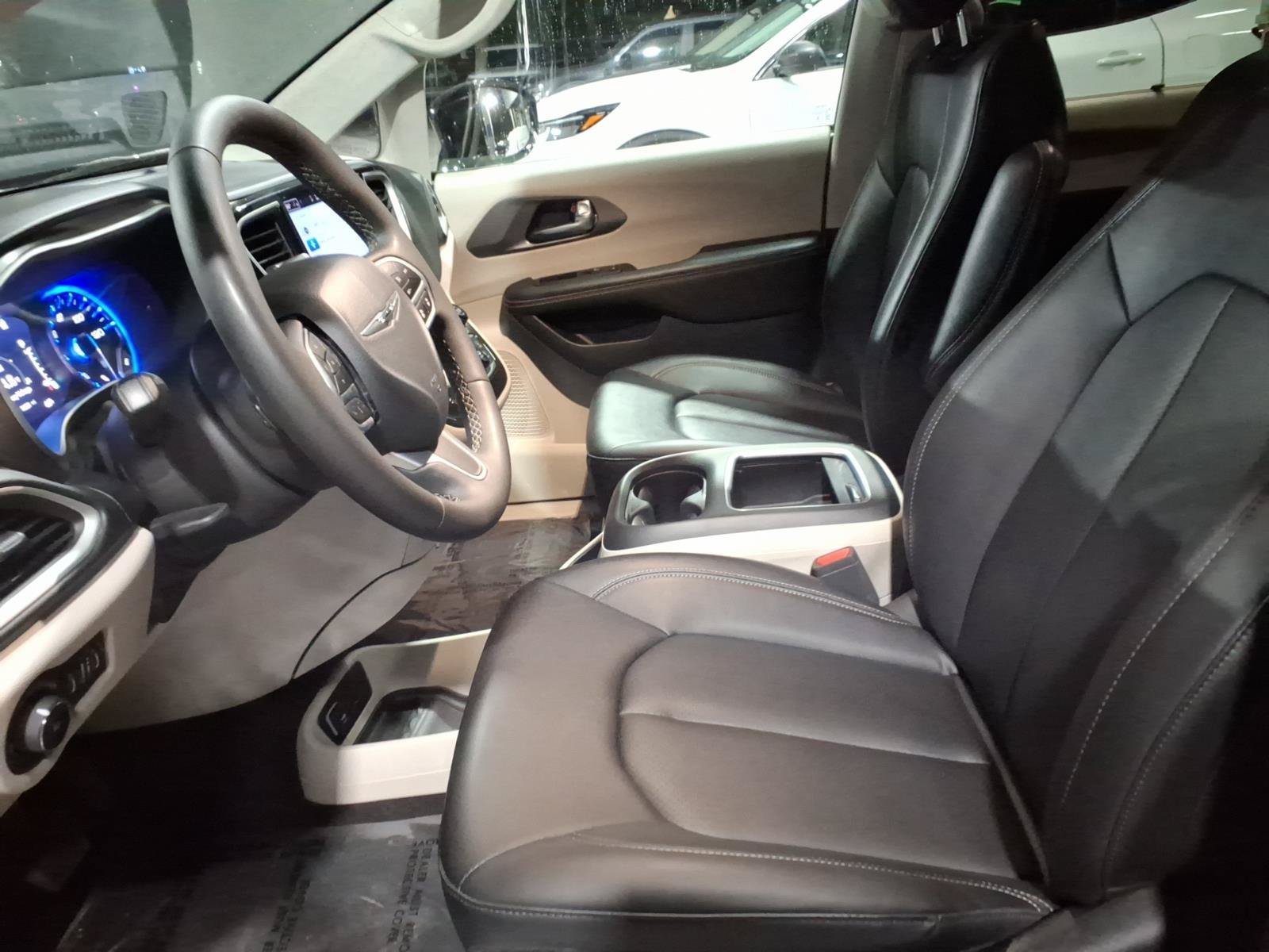 Used 2024 Chrysler Pacifica Touring-L FWD image 11
