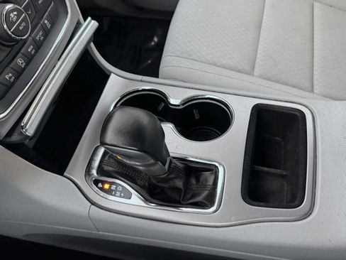 Used 2018 Jeep Grand Cherokee Laredo AWD/4WD image 16