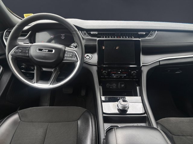 Used 2025 Jeep Grand Cherokee Altitude AWD/4WD image 10