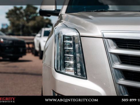 Used 2016 Cadillac Escalade Luxury AWD/4WD image 11