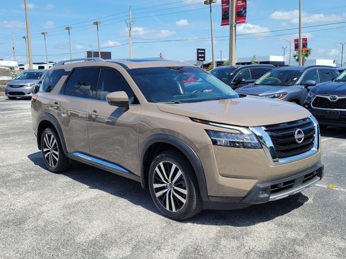 Certified 2024 Nissan Pathfinder Platinum FWD image 3