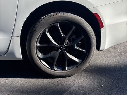 Used 2024 Chrysler Pacifica Limited w/ S Appearance Package image 28