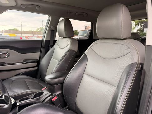 Used 2016 Kia Soul + w/ Primo Package FWD image 12