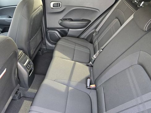 Used 2025 Hyundai Venue SEL FWD image 11