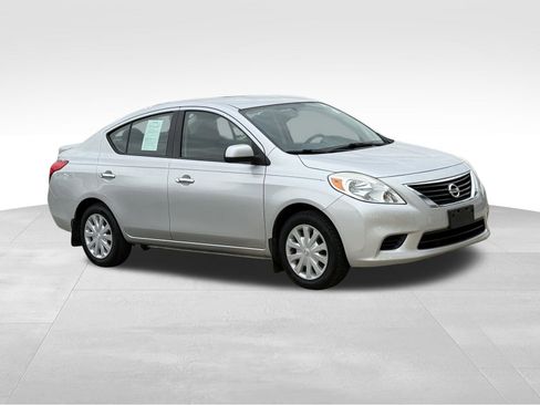 Used 2013 Nissan Versa SV w/ Convenience Pkg FWD image 5