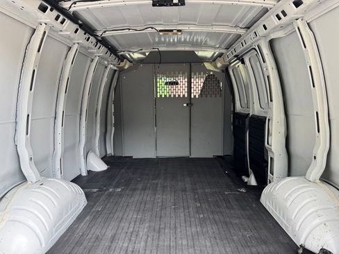 Used 2017 Chevrolet Express 2500 RWD image 23