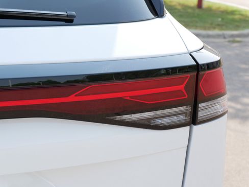 Certified 2025 Volkswagen Tiguan SE AWD/4WD image 17