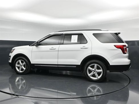 Used 2017 Ford Explorer XLT w/ Equipment Group 201A AWD/4WD image 8