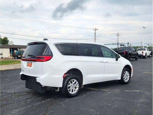 Used 2023 Chrysler Pacifica Touring-L FWD image 26