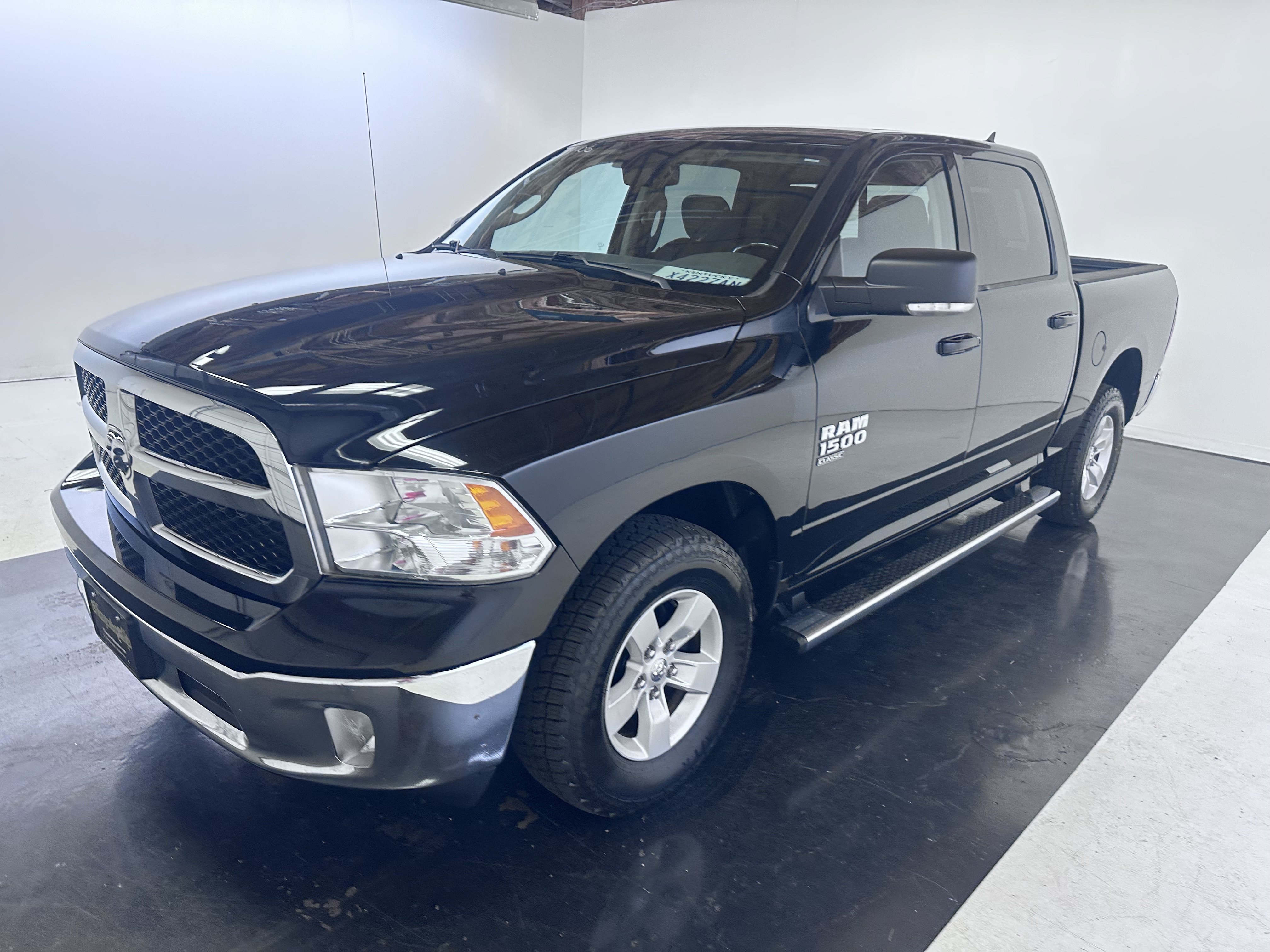 Used 2019 RAM 1500 Classic SLT w/ Luxury Group AWD/4WD image 8