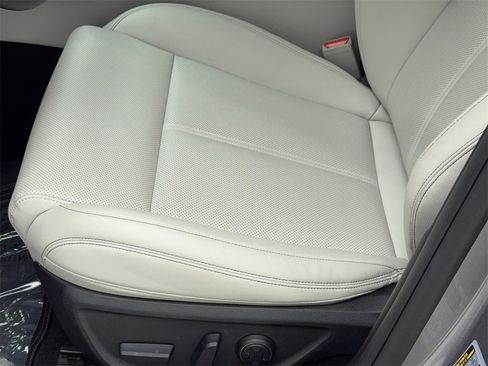 Used 2025 Genesis G70 2.5T image 38