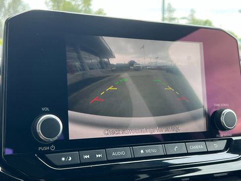 Used 2025 Nissan Pathfinder SV image 19