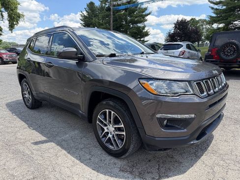 Used 2018 Jeep Compass Latitude w/ Cold Weather Group AWD/4WD image 3